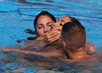 أنقذ سباحة أمريكية من الغرق في نهائي بطولة العالم