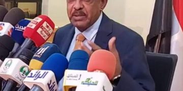 وزير الخارجية يستدعي السفير الاثيوبي ..ويرفض مصافحته