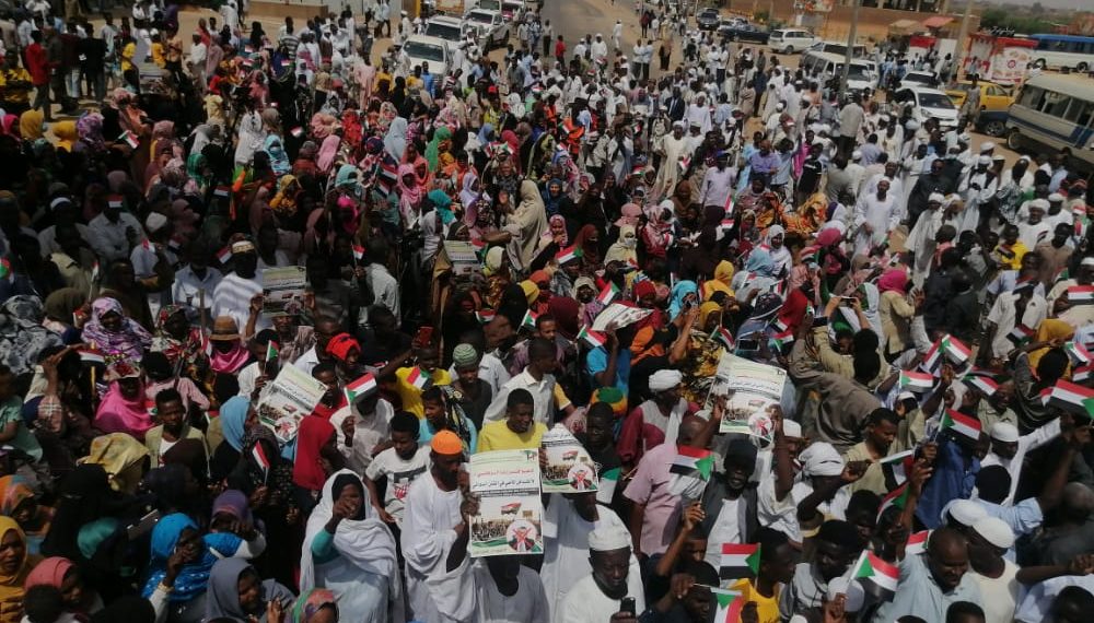 الالآف يتظاهرون ضد التمديد للبعثة الاممية ومطالب بإنهاء تفويضها