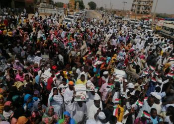 الالآف يتظاهرون ضد التمديد للبعثة الاممية ومطالب بإنهاء تفويضها