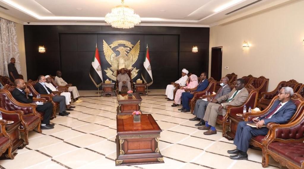 البرهان يطالب الخبير المستقل لحقوق الإنسان بالحيادية