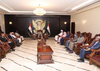 البرهان يطالب الخبير المستقل لحقوق الإنسان بالحيادية