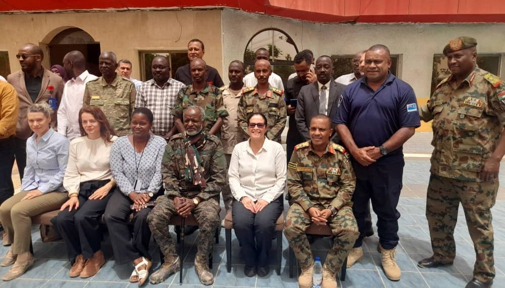 وفد من  اللجنه العليا لترتيبات الامنيه يزو الفاشر