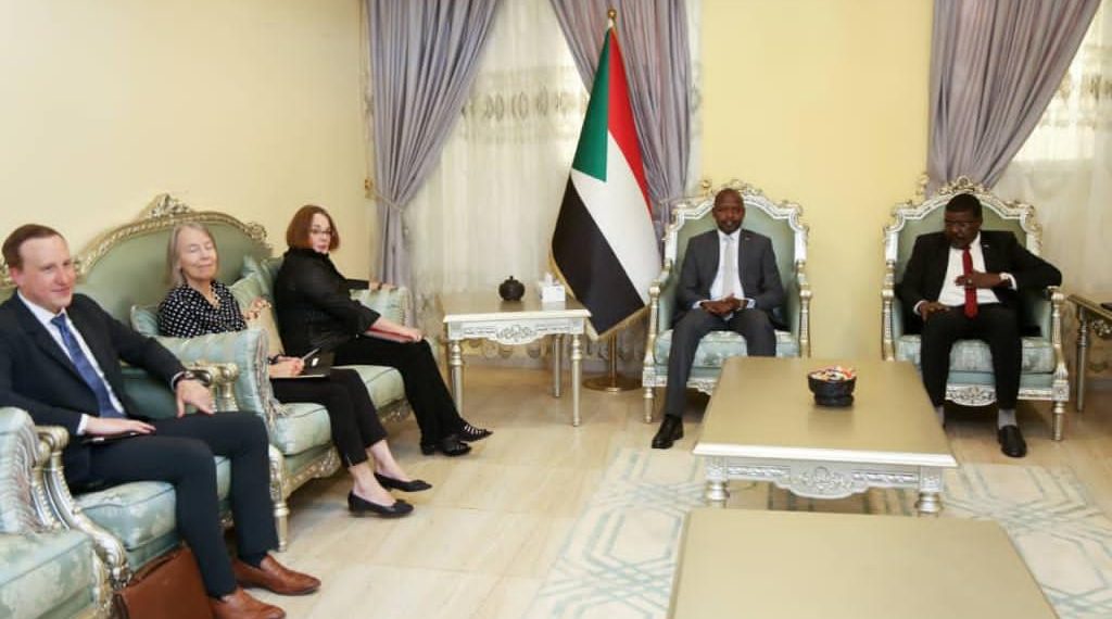 الهادي إدريس  يلتقي مساعدة رئيس وزير الخارجية الأمريكي للشؤون الافريقية