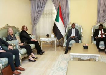 الهادي إدريس  يلتقي مساعدة رئيس وزير الخارجية الأمريكي للشؤون الافريقية