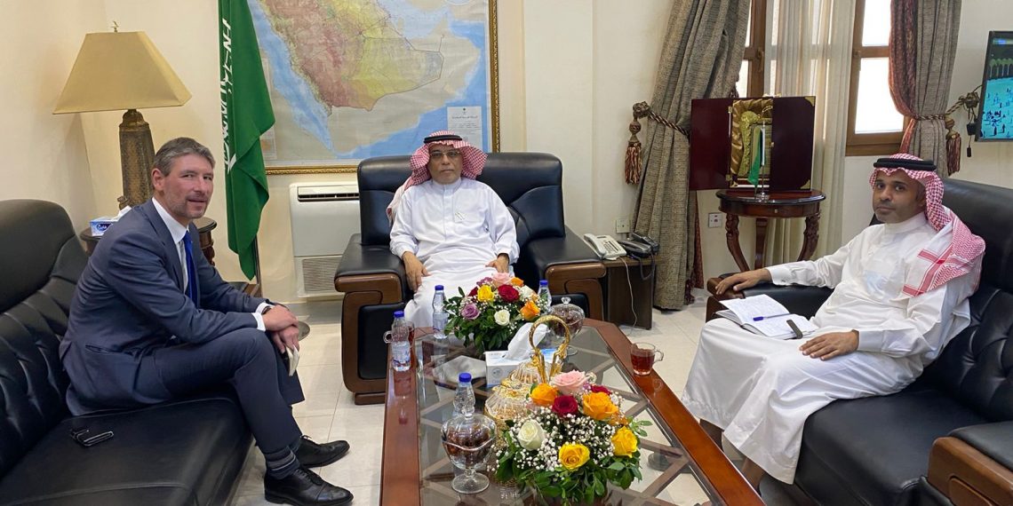 سفير خادم الحرمين الشريفين يستقبل السفير البريطاني