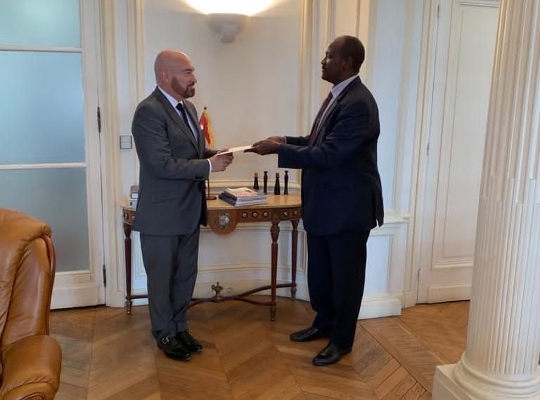 سفير السودان بفرنسا  يقدم  اوراق اعتماده