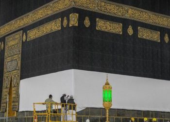 رفع كسوة الكعبة استعدادا للحج