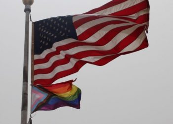 غضب وسط السودانيين بعد رفع السفارة الأمريكية علم المثليين