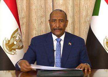 البرهان يتهم المتظاهرين بإنتهاك السلمية ومُهاجمة أقسام الشرطة