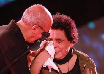 فنان مصري كبير يدخل في نوبة بكاء لهذا السبب …