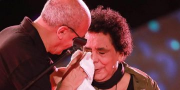 فنان مصري كبير يدخل في نوبة بكاء لهذا السبب …
