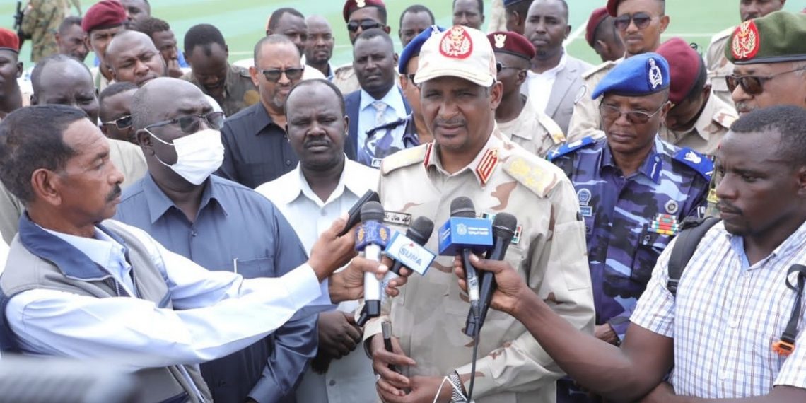 دقلو يطمئن علي عودة النازحين بمعسكر كريندق