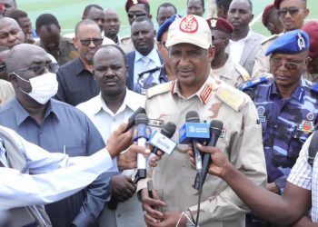 دقلو يطمئن علي عودة النازحين بمعسكر كريندق