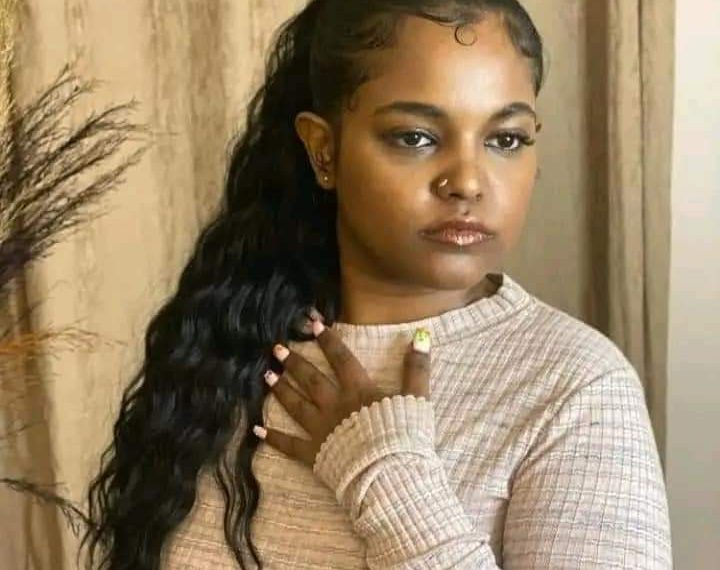 مؤثرة سودانية تفرض رسوم مالية علي متابعي صفحتها