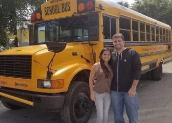 بالصور زوجان يحولان حافلة مدرسية الي منزل فخم