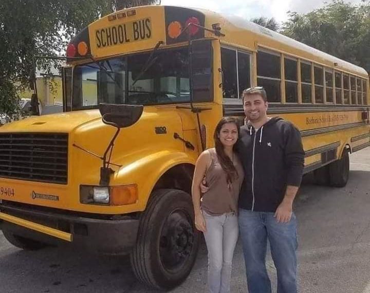 بالصور زوجان يحولان حافلة مدرسية الي منزل فخم