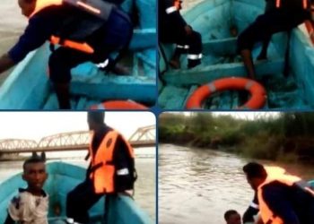 الشرطة تنقذ متظاهرين قفزوا في النيل