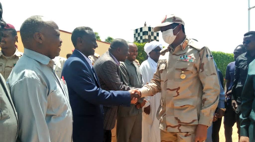 دقلو يدعو طلاب جامعة الجنينة إلى نبذ خطاب الكراهية والفوضى