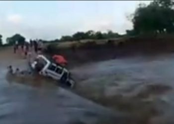 السيول تجرف عربة ومصرع 10اشخاص بينهم امرأتان