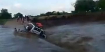 السيول تجرف عربة ومصرع 10اشخاص بينهم امرأتان