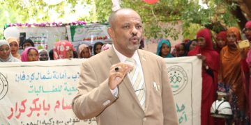 الأمين العام لصندوق رعاية الطلاب يدشن حملة إصحاح البيئة بعروس الرمال