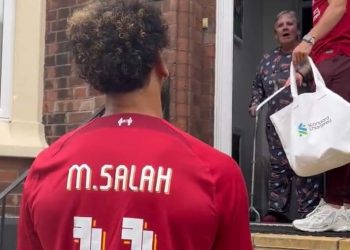 محمد صلاح يفاجئ مسنة بريطانية بزيارة ضمن جولة للفريق