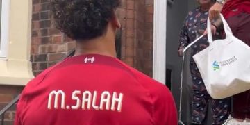 محمد صلاح يفاجئ مسنة بريطانية بزيارة ضمن جولة للفريق