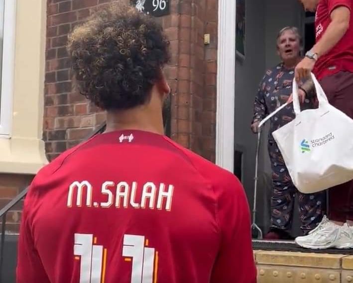 محمد صلاح يفاجئ مسنة بريطانية بزيارة ضمن جولة للفريق