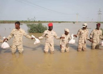 جسر بشري من قوات الدعم السريع  لعبور المساعدات للمتضررين من السيول والأمطار