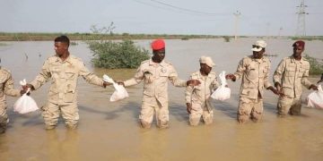 جسر بشري من قوات الدعم السريع  لعبور المساعدات للمتضررين من السيول والأمطار