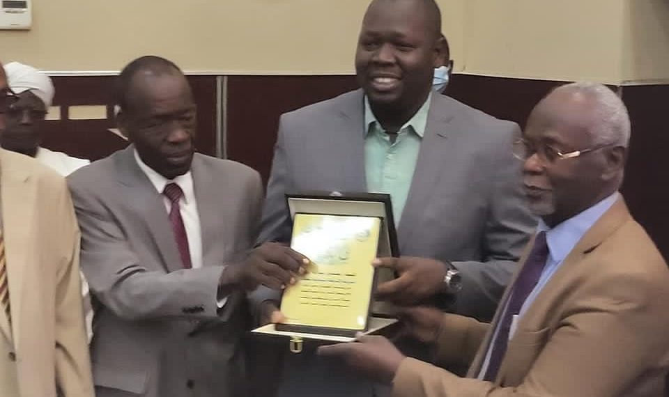 عقب تكريمه من رابطة الخريجين  مبارك أردول:  جامعة أفريقيا كانت بداية الدخول لباب  الحياة التطبيقية