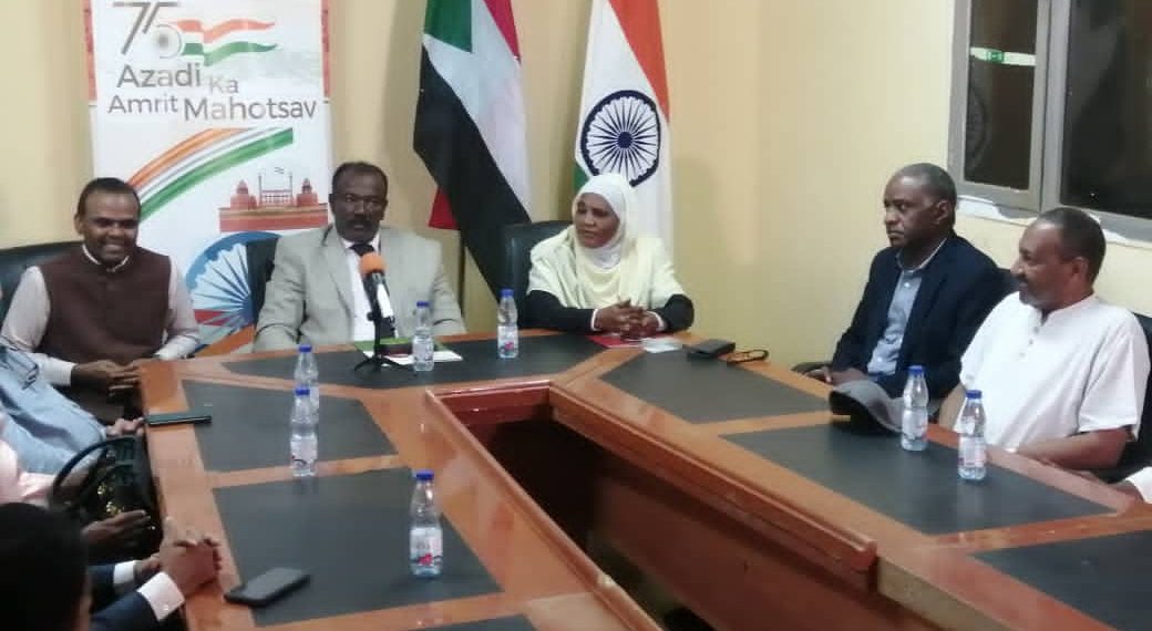 وزير الزراعة يدشن مبادرة السفارة الهندية بغرس (75) شتلة مانجو بالحديقة الدولية