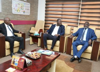 وزير المالية يتفقد الأداء بالموارد المعدنية ويقلل من الاستهداف الذي تواجهه الشركة