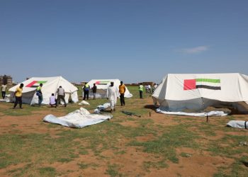 الهلال الاحمر الاماراتي يقيم مخيمات ايواء للاسر المتضررة من السيول والفيضانات بالجزيرة