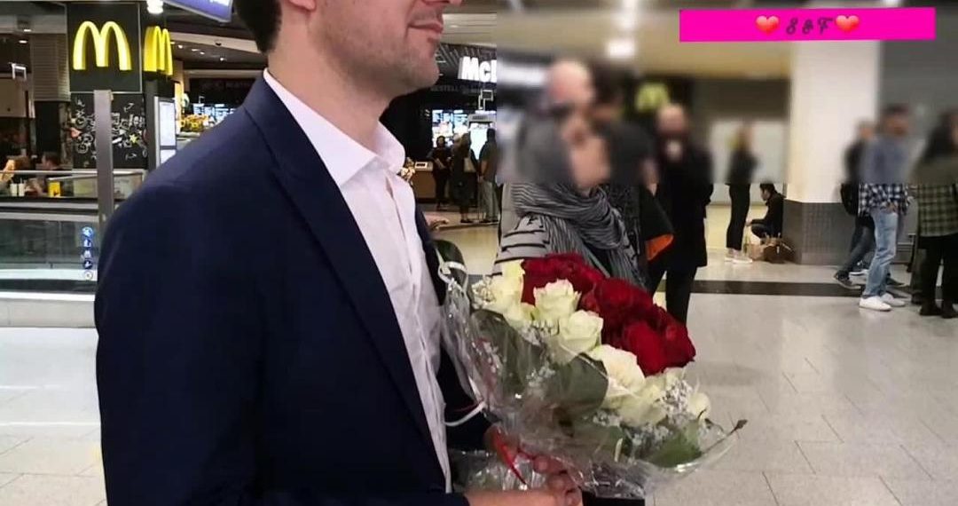 شاب يتعرض لخيبة في المطار أثناء انتظار خطيبته