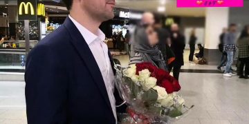 شاب  يتعرض لخيبة في المطار أثناء انتظار خطيبته