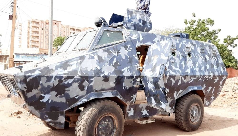 مدرعة تسبب في حادثة اصطدام بطالبتين بجامعة النيلين