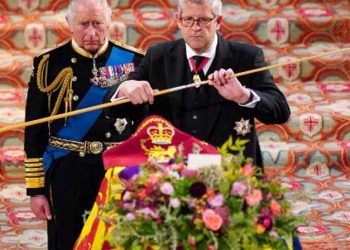 كسر العصا علي نعش الملكة إليزابيث  لهذا السبب …