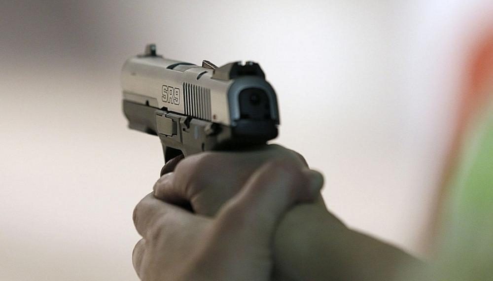 اب يطلق الرصاص علي ثلاث من أبنائه ويقتل  أحدهم