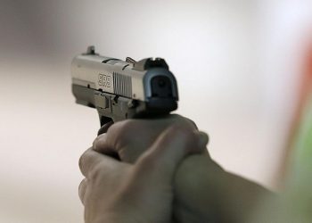 اب يطلق الرصاص علي ثلاث من أبنائه ويقتل  أحدهم