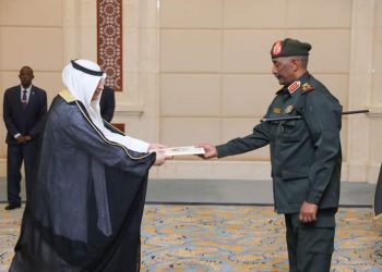 البرهان يتسلم أوراق اعتماد السفير الكويتي