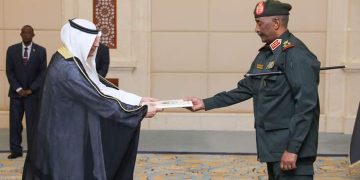 البرهان يتسلم أوراق اعتماد السفير الكويتي
