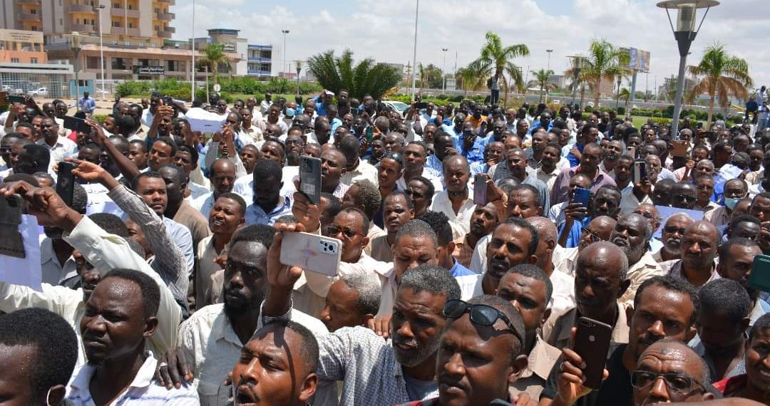 العاملين بقطاع الكهرباء يتمسكون بمطالبهم