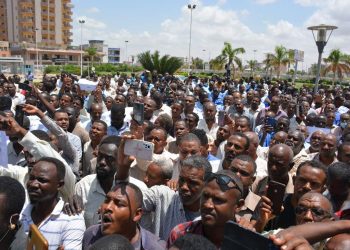 العاملين بقطاع الكهرباء يتمسكون بمطالبهم