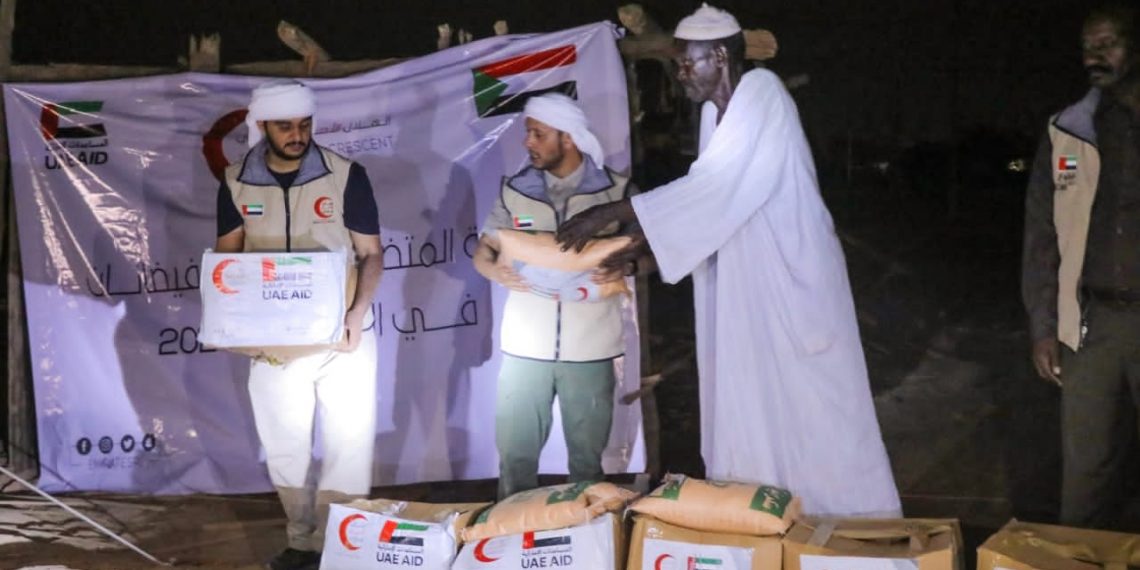 الهلال الأحمر الإماراتي يواصل تقديم الدعم للمتضررين من السيول بنهر النيل