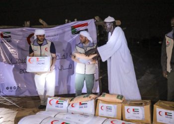 الهلال الأحمر الإماراتي يواصل تقديم الدعم للمتضررين من السيول بنهر النيل