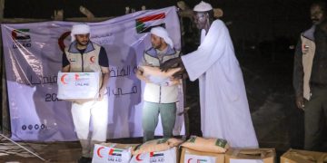 الهلال الأحمر الإماراتي يواصل تقديم الدعم للمتضررين من السيول بنهر النيل