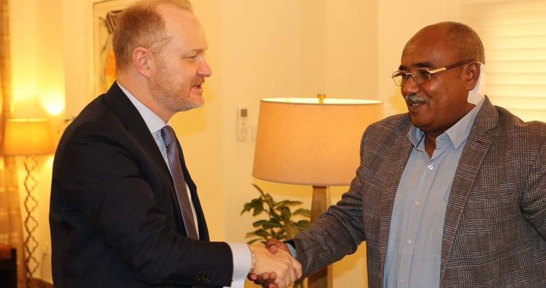 نقيب الصحفيين السودانيين يلتقي بالسفير الأمريكي بالخرطوم