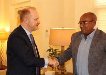 نقيب الصحفيين السودانيين يلتقي بالسفير الأمريكي بالخرطوم